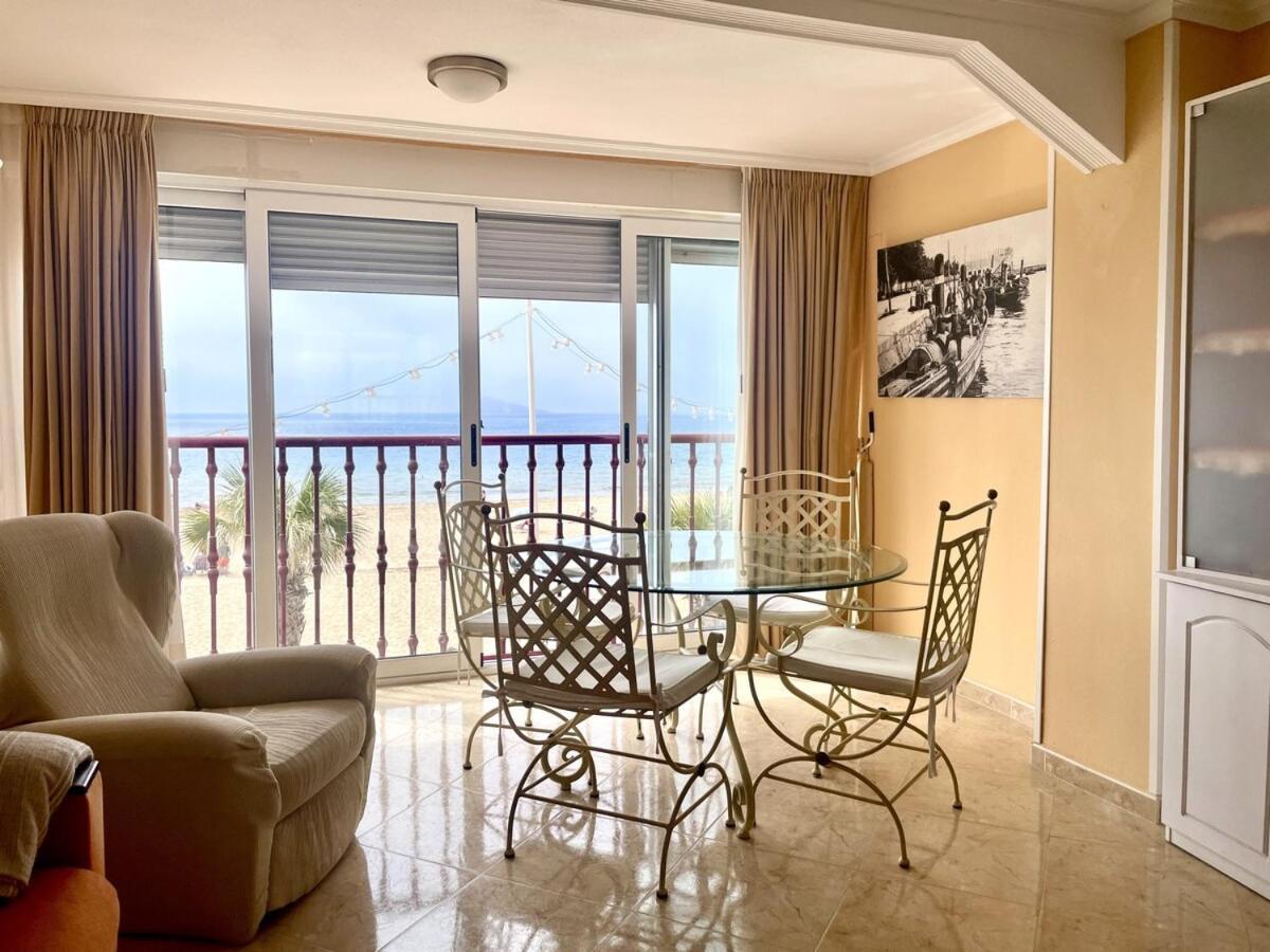 En Primera Linea, Sea Front, Pool & Parking Apartment *