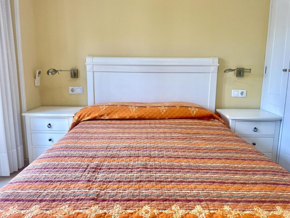 Apartment En Primera Linea, Sea Front, Pool & Parking *